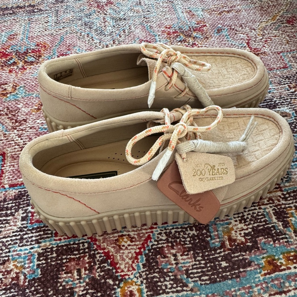 Clarks Torhill Bee in Ecru Suede - Picture 4 of 5
